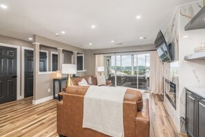 Smart TV, fireplace