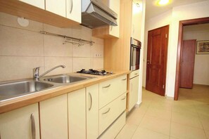 Fridge, oven, stovetop, coffee/tea maker