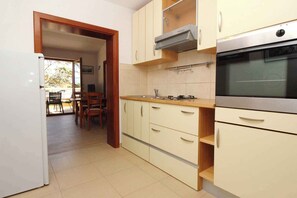 Fridge, oven, stovetop, coffee/tea maker - Holiday apartment with balcony and sea view (Baška)