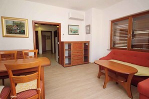 TV - Holiday apartment with balcony and sea view (Baška)