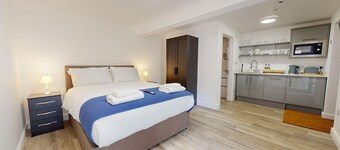 Bicester Court Lodge The Jubilee Room | Bicester Holiday Let | 1 Bed & Sleeps 2