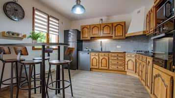 Een magnetron, een oven, een vaatwasser