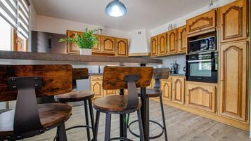 Een magnetron, een oven, een vaatwasser