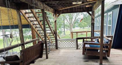 Lake Front House with Spacious 6-bedrooms, AC, WiFi in delightful Groesbeck