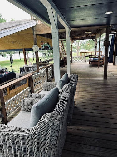 Lake Front House with Spacious 6-bedrooms, AC, WiFi in delightful Groesbeck