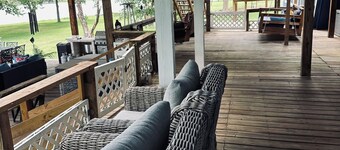 Lake Front House with Spacious 6-bedrooms, AC, WiFi in delightful Groesbeck