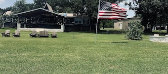 Lake Front House with Spacious 6-bedrooms, AC, WiFi in delightful Groesbeck