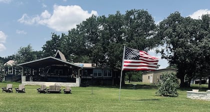 Lake Front House with Spacious 6-bedrooms, AC, WiFi in delightful Groesbeck