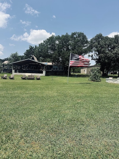 Lake Front House with Spacious 6-bedrooms, AC, WiFi in delightful Groesbeck