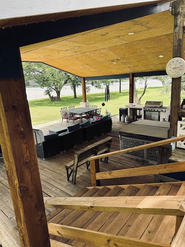 Lake Front House with Spacious 6-bedrooms, AC, WiFi in delightful Groesbeck