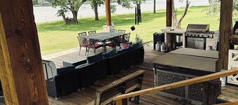Lake Front House with Spacious 6-bedrooms, AC, WiFi in delightful Groesbeck