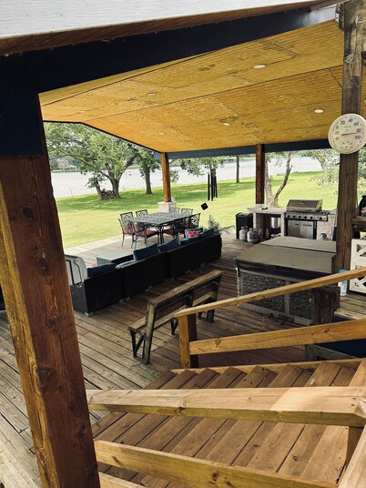 Lake Front House with Spacious 6-bedrooms, AC, WiFi in delightful Groesbeck