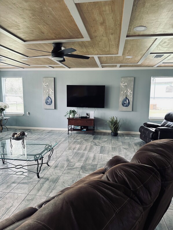 Smart-TV, Videospiele, DVD-Player, Tischfußball