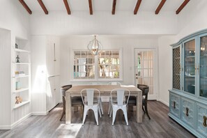 Dining - Oaks & Ocean Cottage - 3 min from the ocean, restaurants and shops (St. Simons Island)