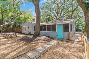Exterior - Oaks & Ocean Cottage - 3 min from the ocean, restaurants and shops (St. Simons Island)