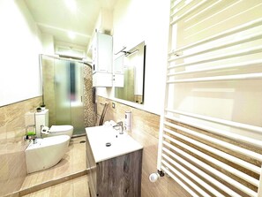 Chuveiro, secador de cabelo, bidê, toalhas de banho