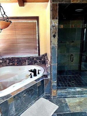Shower, towels, soap, toilet paper - Stunning Creekside Views 3 Bed, 2 Bath, Private Retreat (Sedona)