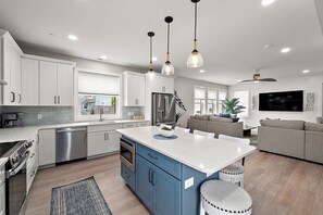 Geladeira, micro-ondas, fogão, cooktop
