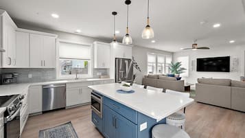 冰箱、微波炉、烤箱、炉灶