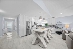 Een koelkast, een microgolfoven, een oven, een vaatwasser