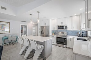 Kühlschrank, Mikrowelle, Ofen, Geschirrspüler