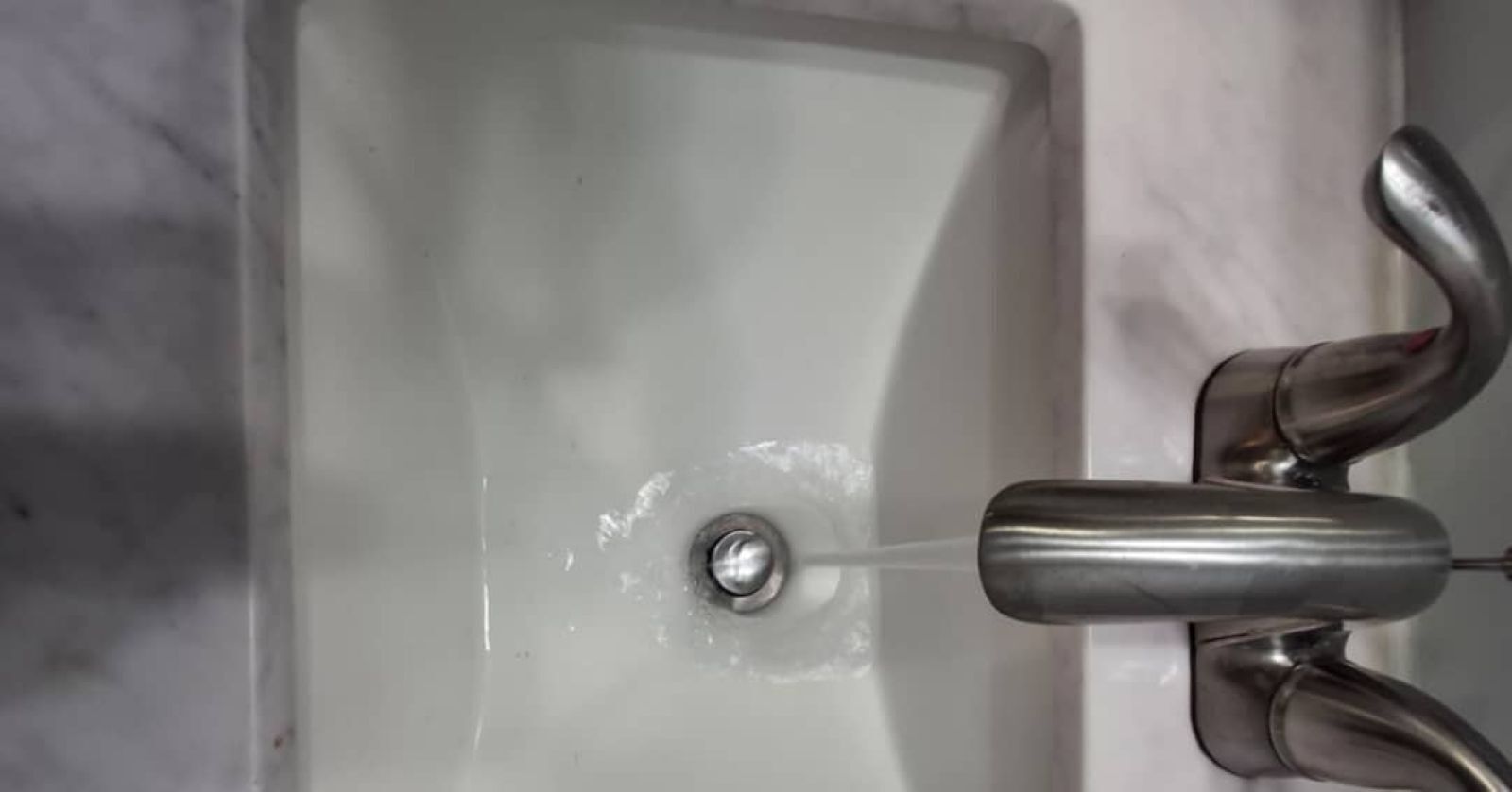 Un lavamanos con un grifo moderno.