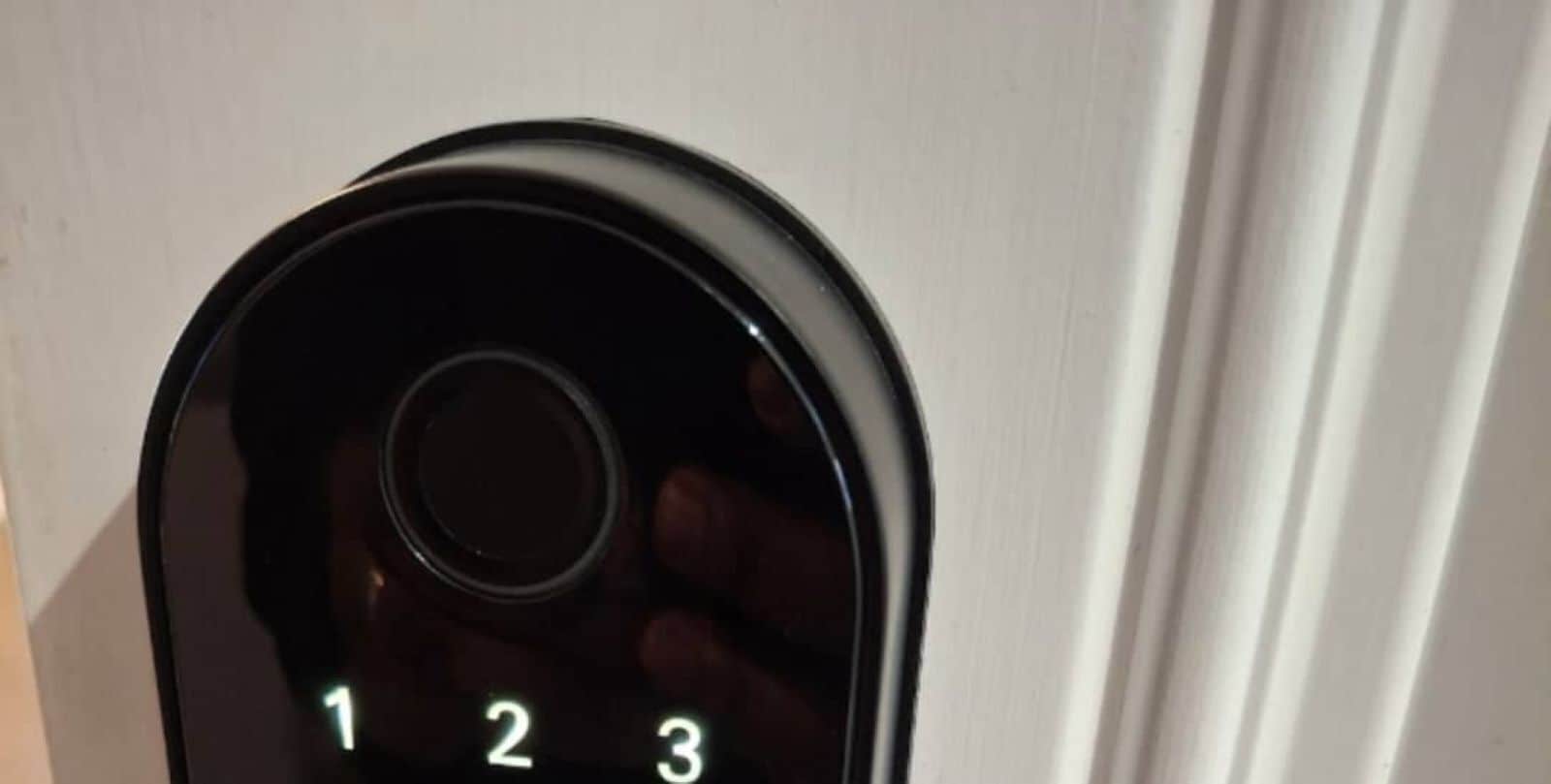 Een close-up van een digitaal keypad, waarop de cijfers 1 tot en met 3 zichtbaar zijn.