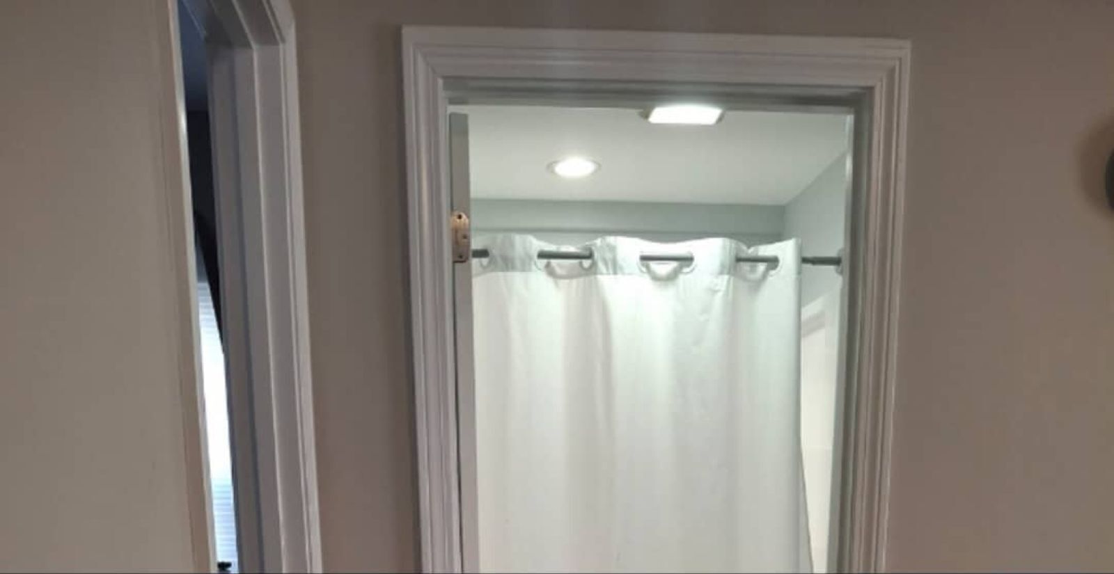 Serviettes fournies, savon, papier de toilette