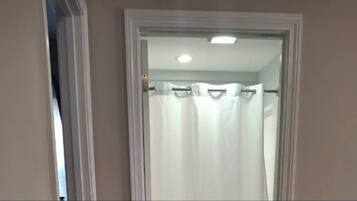 Serviettes fournies, savon, papier de toilette