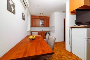 Refrigerador, horno, parrilla de estufa y cafetera y tetera 