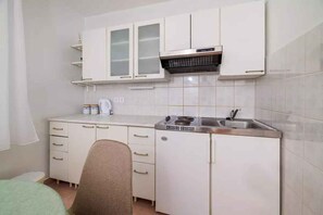 Réfrigérateur, plaque de cuisson, cafetière/bouilloire, grille-pain