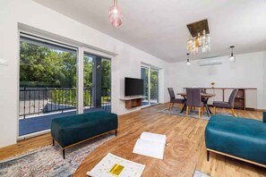 TV - Holiday home with pool and air conditioning (Tribalj)