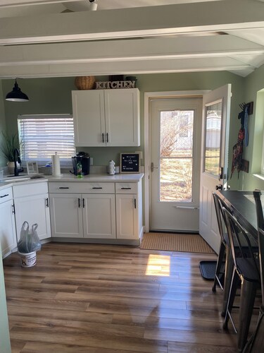 Gorgeous 2-bedroom bungalow with AC in charming Le Claire