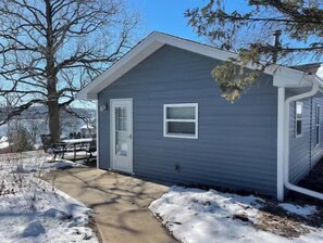Exterior - Gorgeous 2-bedroom bungalow with AC in charming Le Claire (Le Claire)
