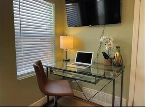 Interior - Gorgeous 2-bedroom bungalow with AC in charming Le Claire (Le Claire)