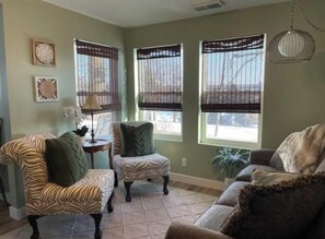 Living area - Gorgeous 2-bedroom bungalow with AC in charming Le Claire (Le Claire)