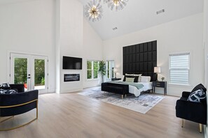 3 bedrooms, iron/ironing board, WiFi, bed sheets - Modern Comfort- Spa Bath+ Large Patio+ Fireplace (Atlanta)