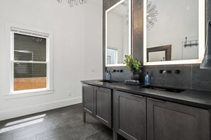 Interior - Modern Comfort- Spa Bath+ Large Patio+ Fireplace (Atlanta)