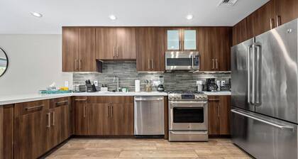 Beryl Breeze Rooftop Pool Ocean View Cozy 2BR 1 Block to Beach