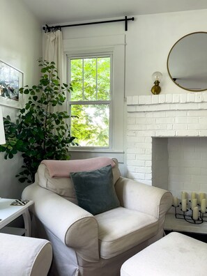 Smart TV, books, stereo