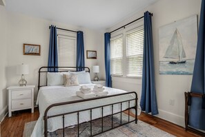 4 bedrooms, free WiFi, bed sheets - Cape Charles Cottage | Historic District 4BR Walk to Beach, Firepit, Outdoor Shower & Pet Friendly (Cape Charles)