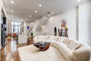 Una Smart TV, una chimenea, una pantalla de ordenador