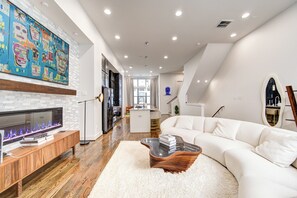 TV connectée, cheminée, écrans d'ordinateur