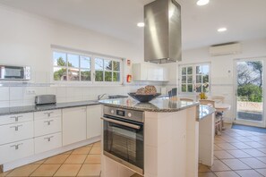 Kjøleskap, mikrobølgeovn, ovn og oppvaskmaskin