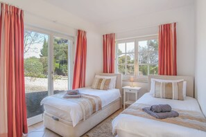 Fer et planche à repasser, Wi-Fi gratuit, draps fournis