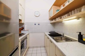 ثلاجة، فرن، موقد طهي مسطح، محمصة خبز