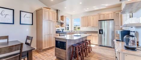 Refrigerador, microondas, horno y lavavajillas