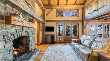 Una Smart TV, una chimenea
