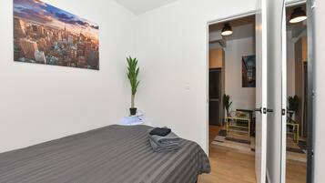 3 habitaciones, tabla de planchar con plancha y cuna de viaje