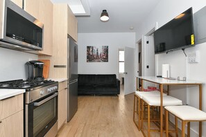 Frigorifero, microonde, forno, piano cottura